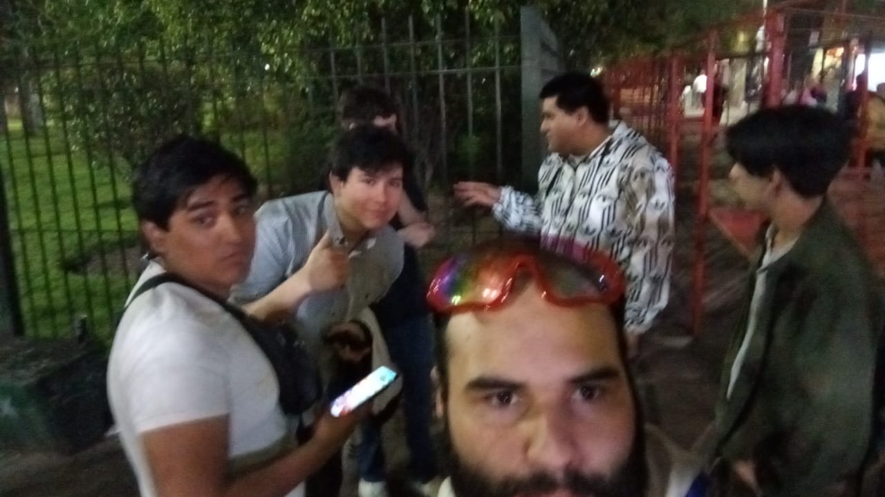 Grupo de amigos disfrutando en la Sonic Fest 2024