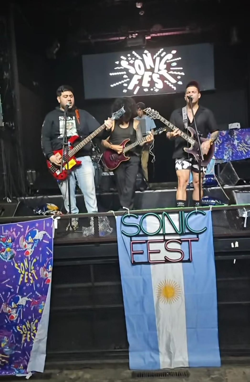 Integrantes de The Badniks en camarines