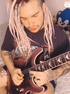 Tin Giovini tocando en vivo Sonic Fest