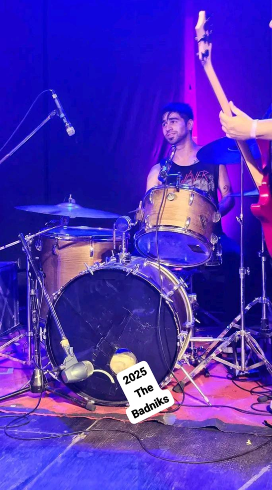 Herni baterista tocando en vivo the badniks sonic fest