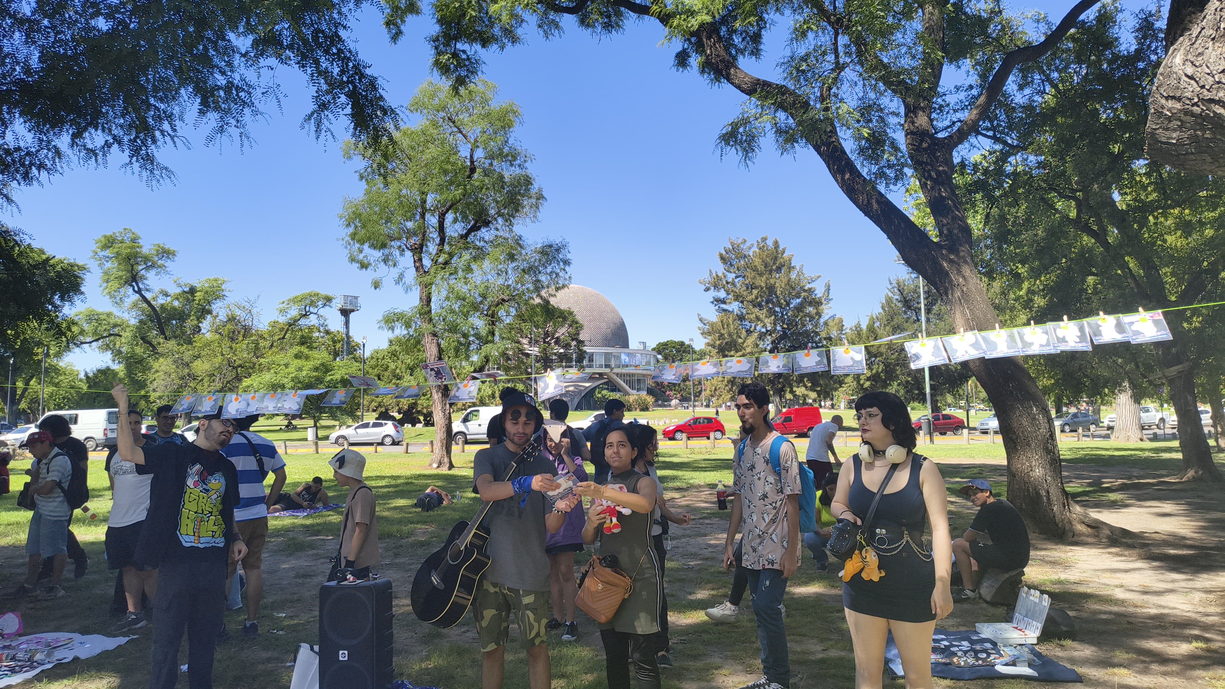 Reparto gratuito de juguitos Naranju helados para los fans