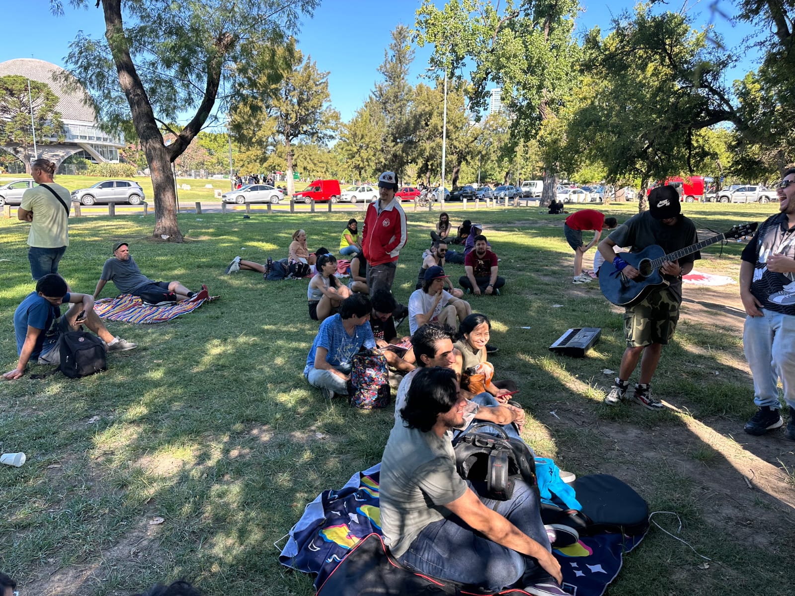 Fans posando con peluches y posters de Sonic