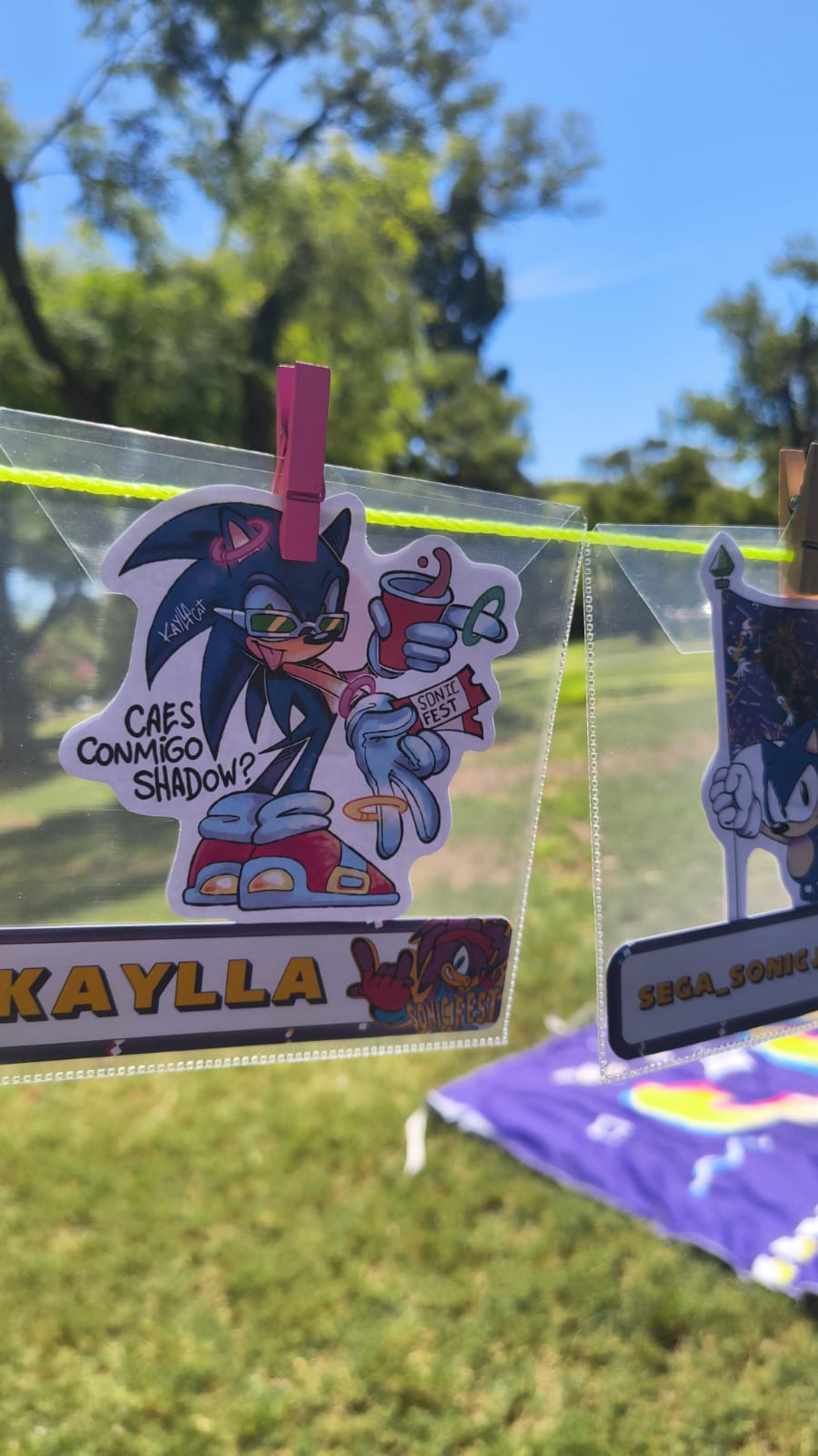 Gente disfrutando de los helados y premios de la Fest